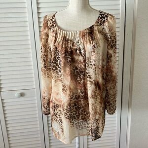 Chico's Size 1 or Medium Animal Print Lightweight Tunic Scoop Neck Top tan/brown